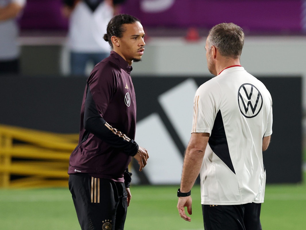 Leroy Sané unterhält sich beim Training mit Hansi Flick.