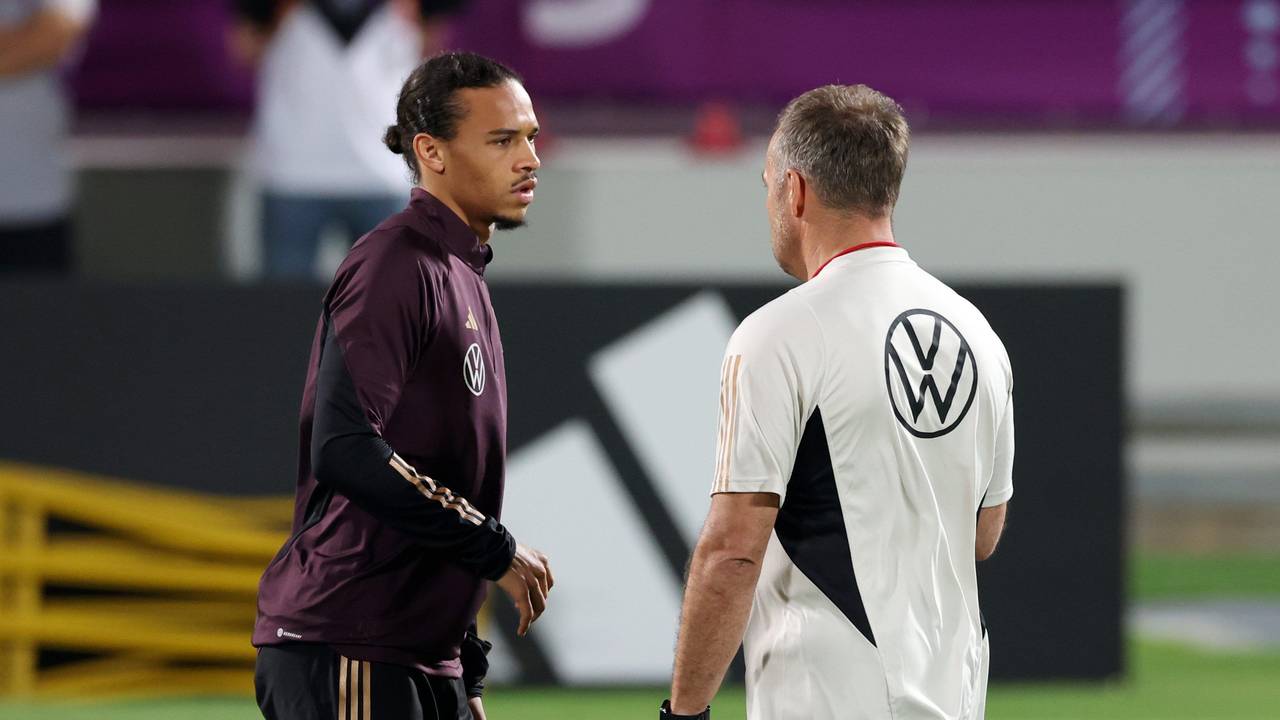 Leroy Sané unterhält sich beim Training mit Hansi Flick.