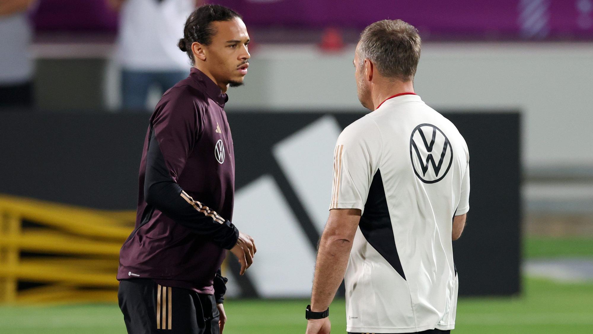 Leroy Sané unterhält sich beim Training mit Hansi Flick.
