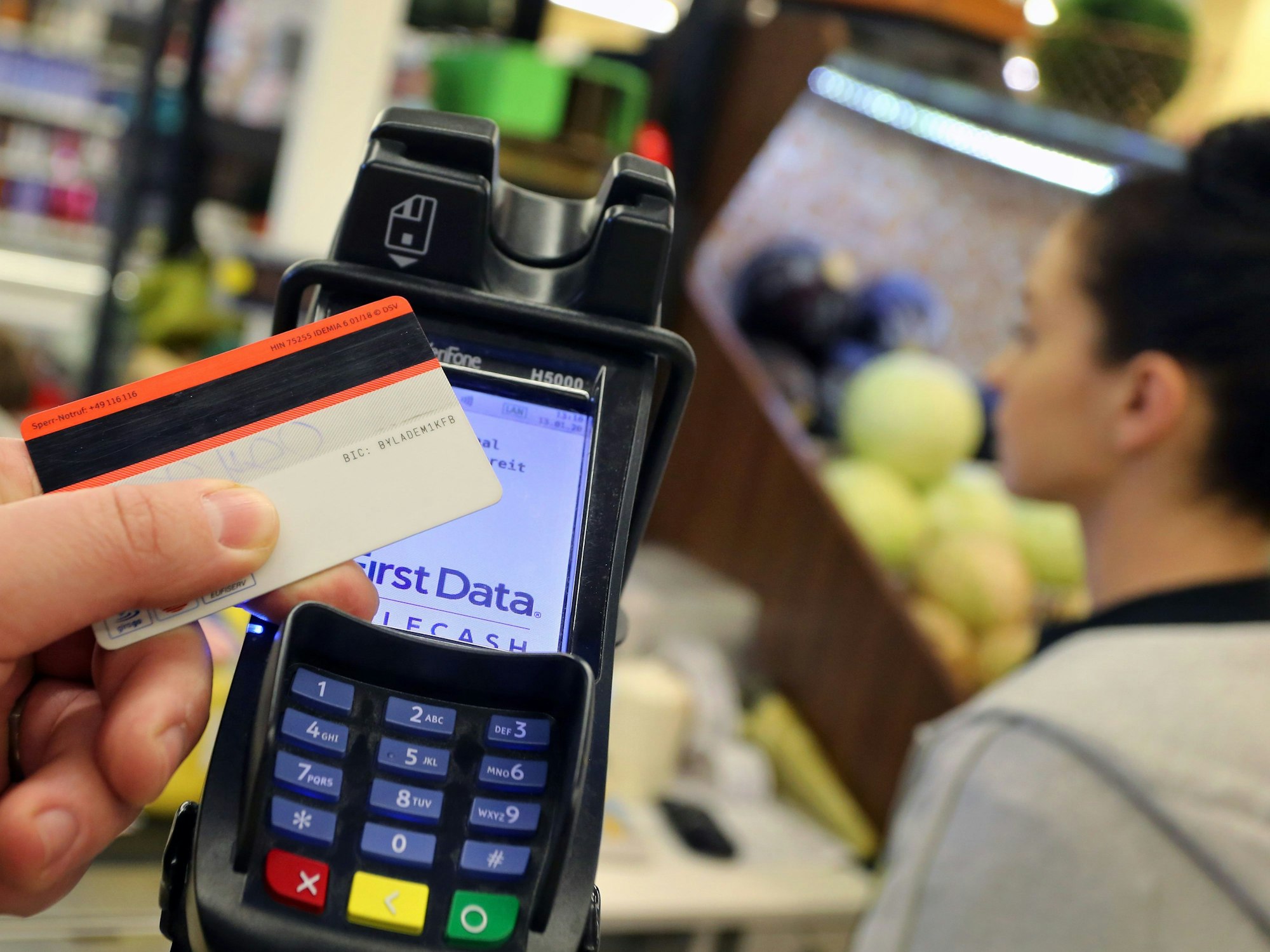Beim Bezahlen traute die Kundin bei einem Einkauf bei Aldi Süd ihren Augen nicht. Hier ein Foto von einem Bezahl-Terminal im Supermarkt.