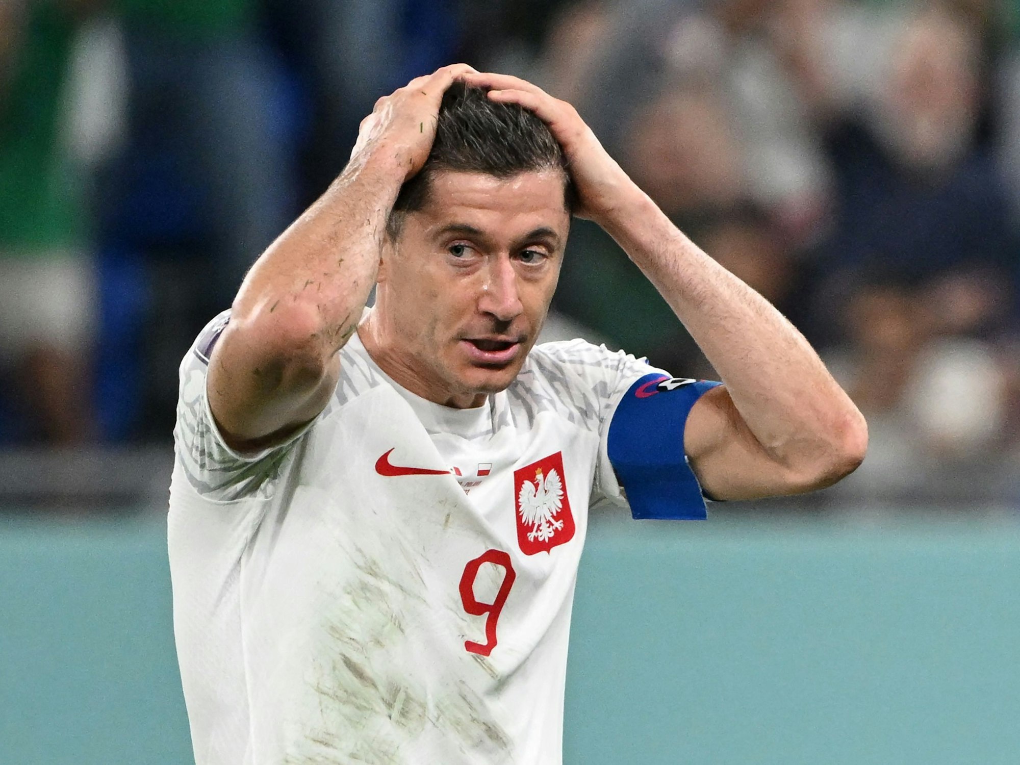 Robert Lewandowski schlägt die Hände über dem Kopf zusammen.