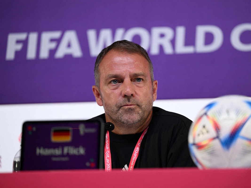 Hansi Flick auf einer Pressekonferenz.