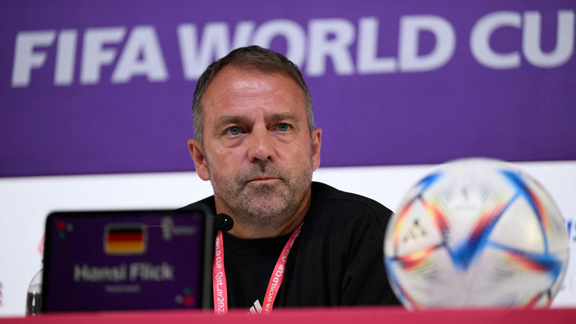 Hansi Flick auf einer Pressekonferenz.