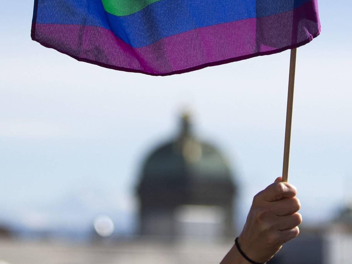Eine Regenbogenfahne weht beim Treffpunkt des Pro-Komitees «Ja zum Schutz vor Hass fuer Lesben, Schwule und Bisexuelle» über der Kuppel des Bundeshauses.