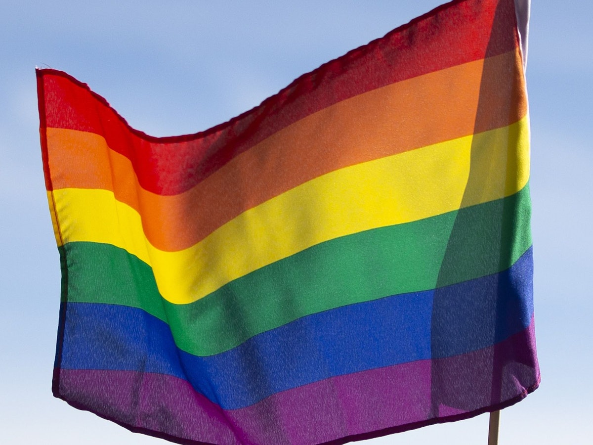 Eine Regenbogenfahne weht beim Treffpunkt des Pro-Komitees «Ja zum Schutz vor Hass fuer Lesben, Schwule und Bisexuelle» über der Kuppel des Bundeshauses.