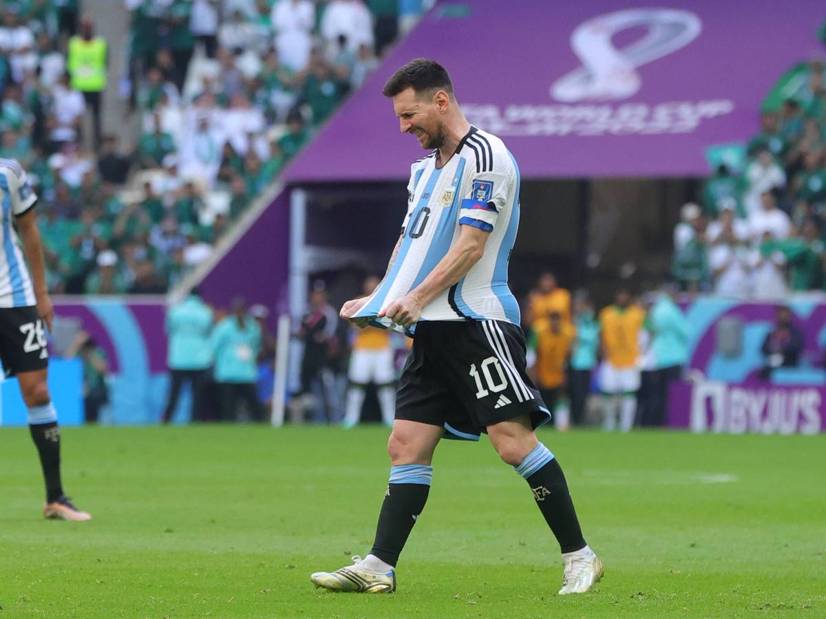 Lionel Messi schreit und zieht verzweifelt an seinem Argentinien-Trikot.