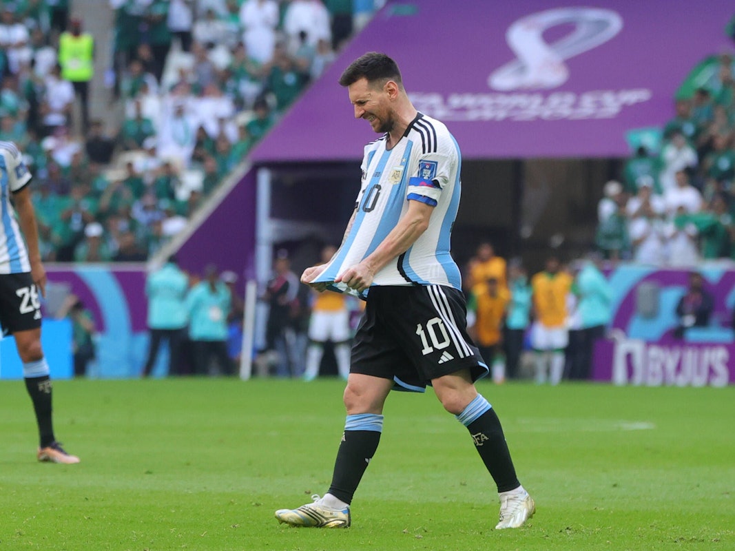Lionel Messi schreit und zieht verzweifelt an seinem Argentinien-Trikot.