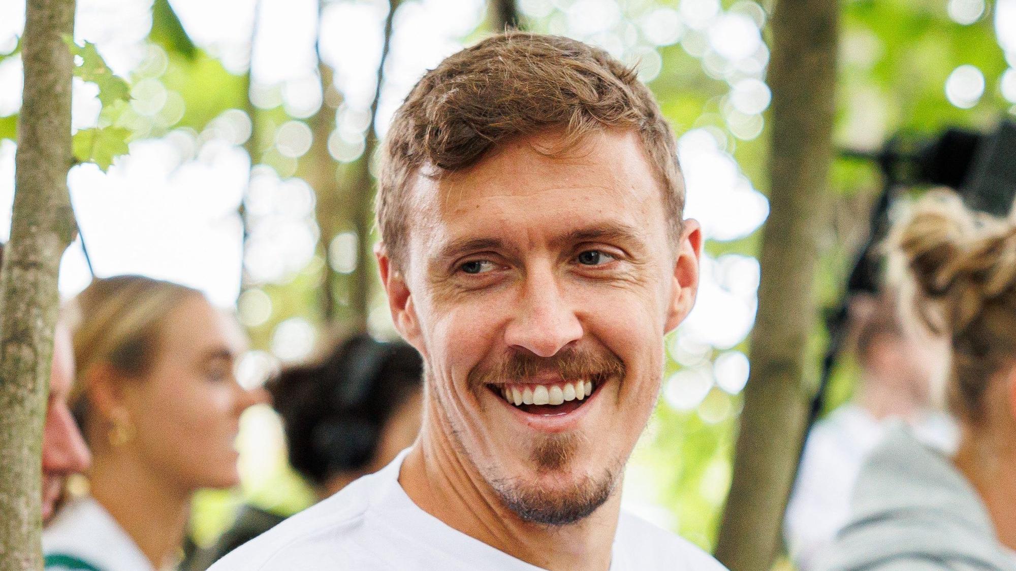 Fußball-Profi Max Kruse lacht.