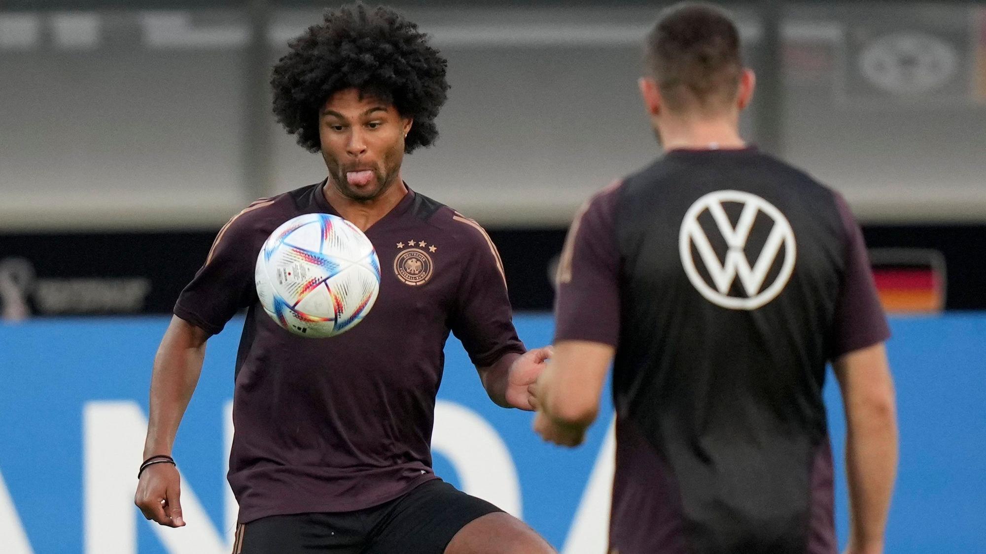 Deutschlands Serge Gnabry schießt den Ball im Training.