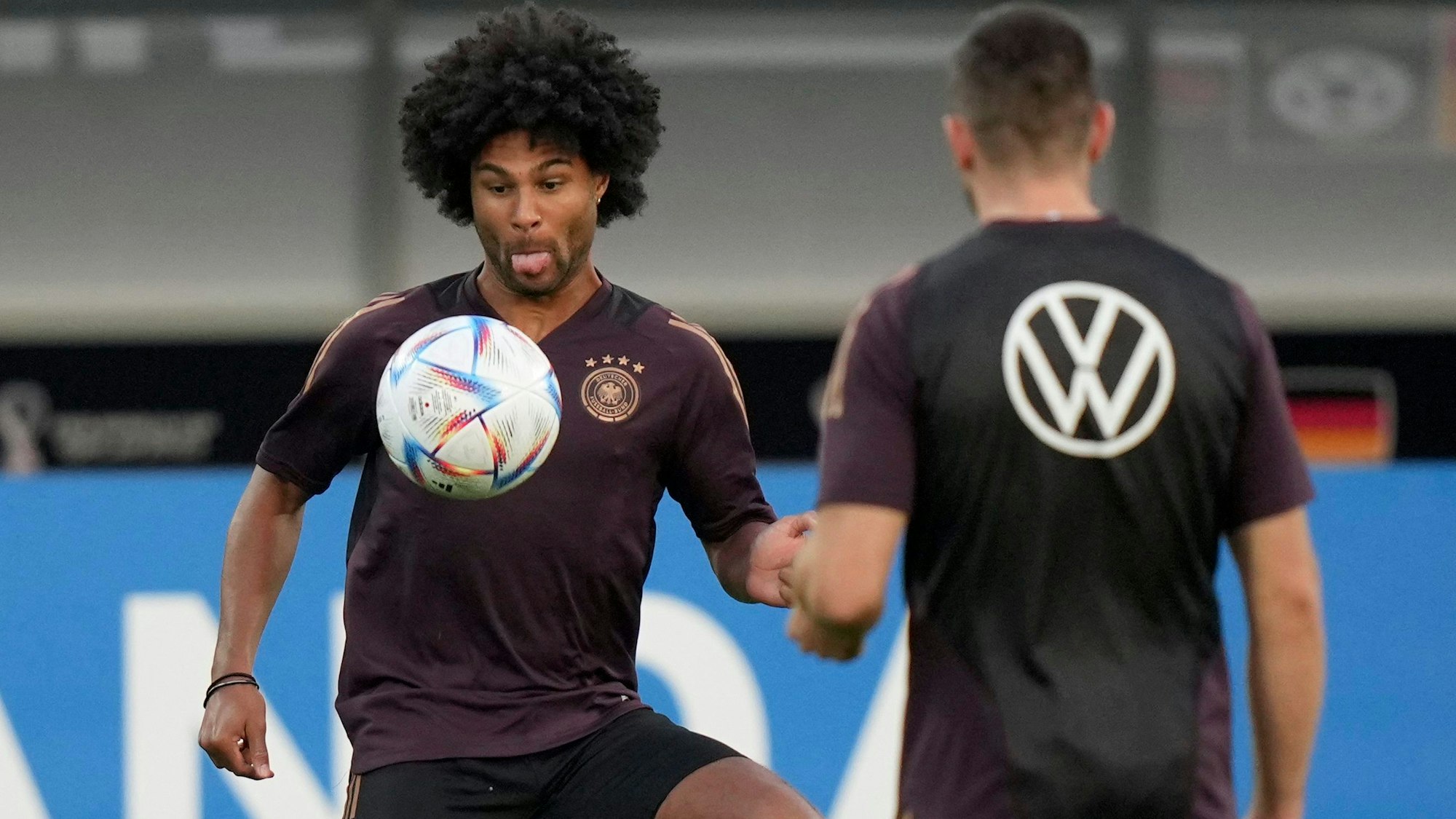Deutschlands Serge Gnabry schießt den Ball im Training.