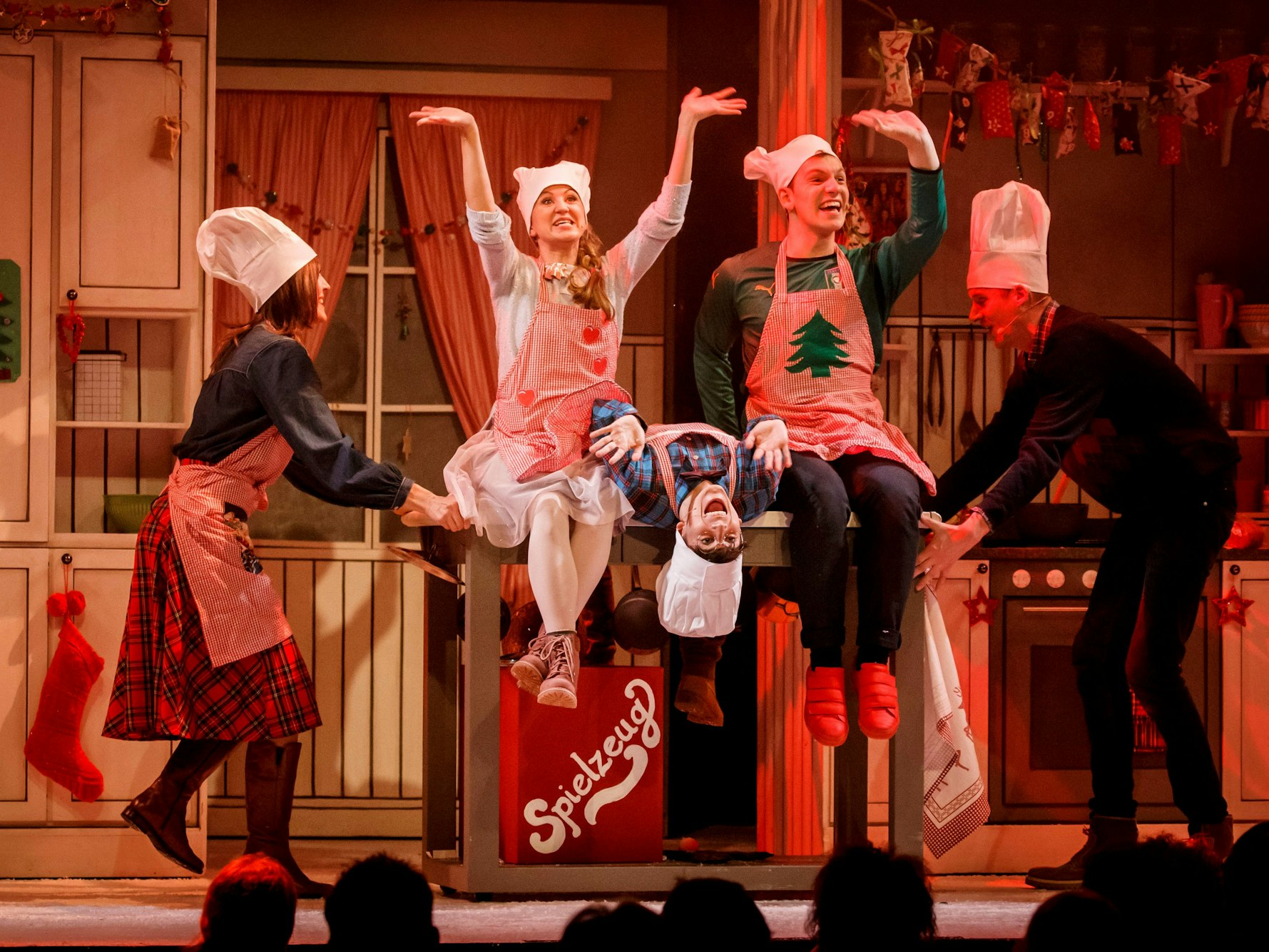 Schmidts Tivoli - Premiere von „Die Weihnachtsbäckerei“ - Das Musical mit den Liedern von Rolf Zuckowski von Martin Lingnau und Hannah Kohl.