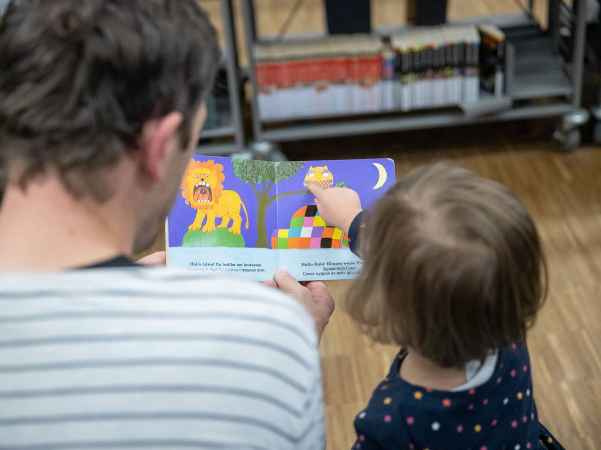 Ein Vater mit seiner Tochter beim Lesen.