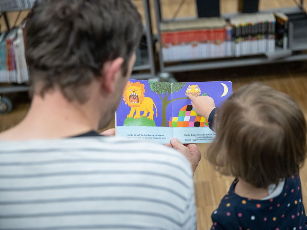Ein Vater mit seiner Tochter beim Lesen.