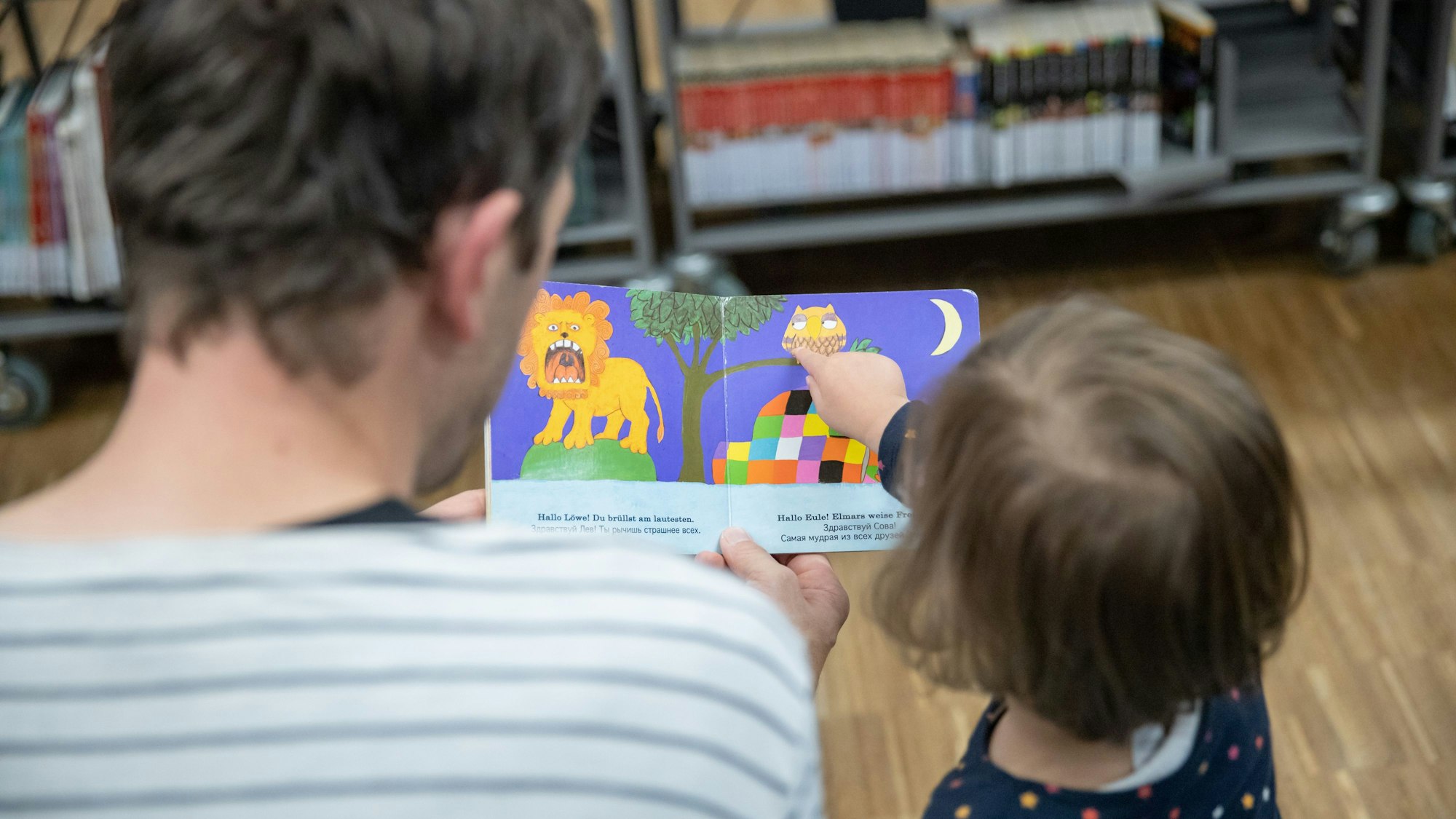 Ein Vater mit seiner Tochter beim Lesen.