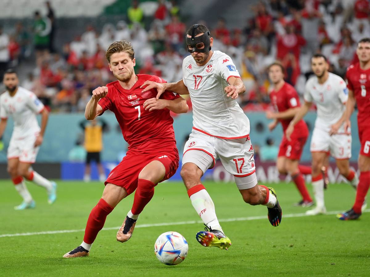 Ellyes Skhiri spielt bei der WM für Tunesien gegen Dänemark.