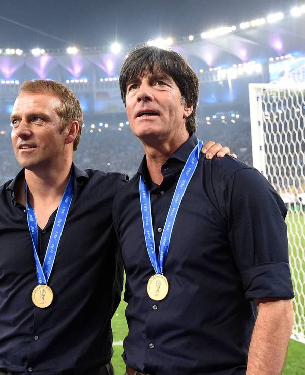 Bundestrainer Joachim Löw (r.) und Co-Trainer Hans Dieter Flick (l.) stehen auf dem Platz.