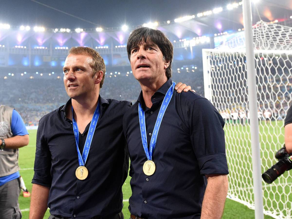 Bundestrainer Joachim Löw (r.) und Co-Trainer Hans Dieter Flick (l.) stehen auf dem Platz.