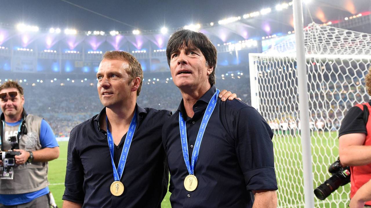 Bundestrainer Joachim Löw (r.) und Co-Trainer Hans Dieter Flick (l.) stehen auf dem Platz.