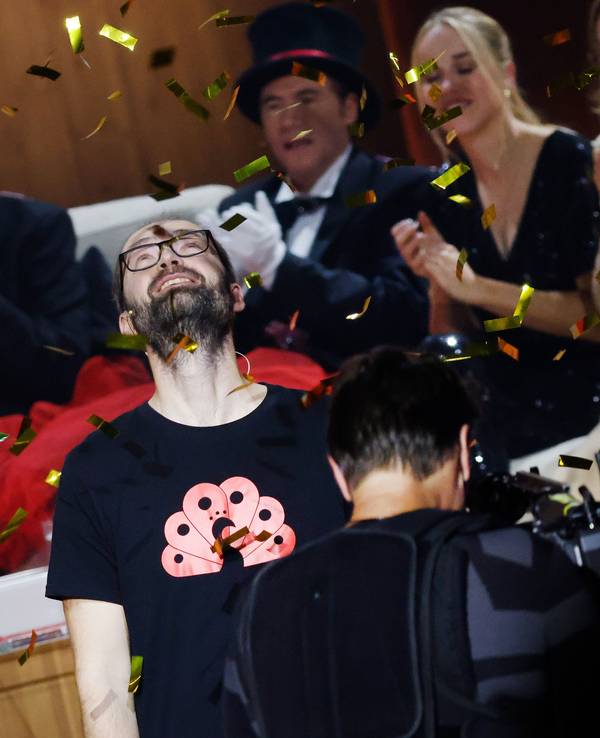 Wettkandidat Marten Reiß freut sich bei der ZDF-Show „Wetten, dass..?“ mit Michelle Hunziker über die Wahl zum Wettkönig.