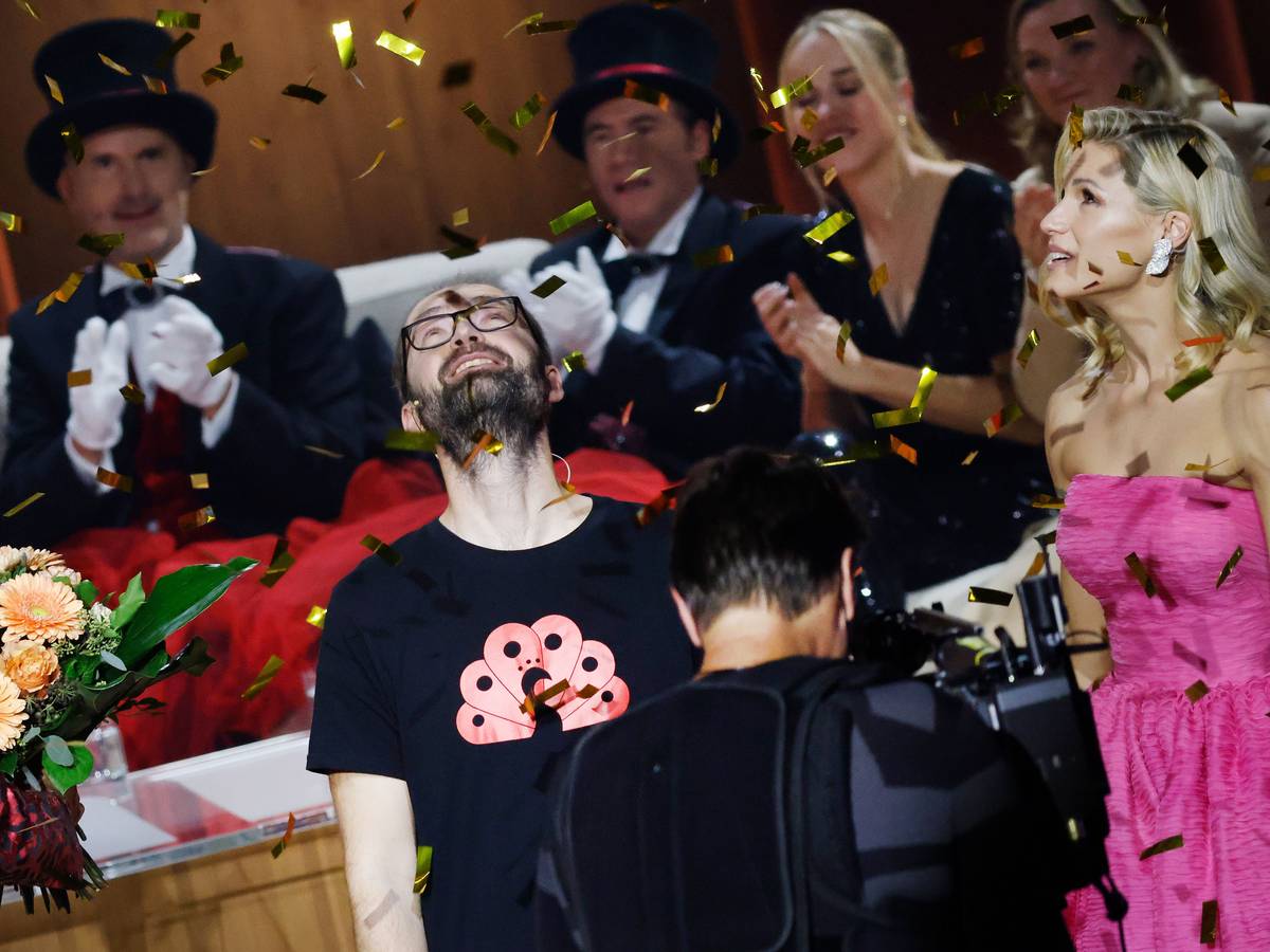 Wettkandidat Marten Reiß freut sich bei der ZDF-Show „Wetten, dass..?“ mit Michelle Hunziker über die Wahl zum Wettkönig.