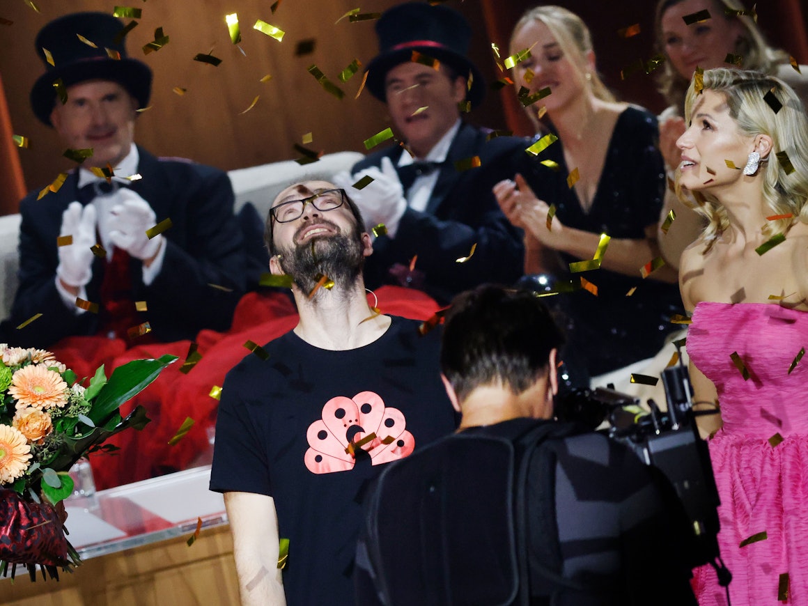 Wettkandidat Marten Reiß freut sich bei der ZDF-Show „Wetten, dass..?“ mit Michelle Hunziker über die Wahl zum Wettkönig.