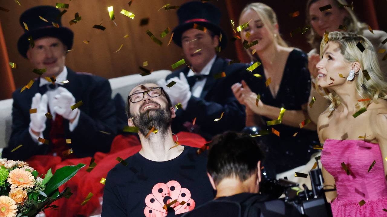 Wettkandidat Marten Reiß freut sich bei der ZDF-Show „Wetten, dass..?“ mit Michelle Hunziker über die Wahl zum Wettkönig.