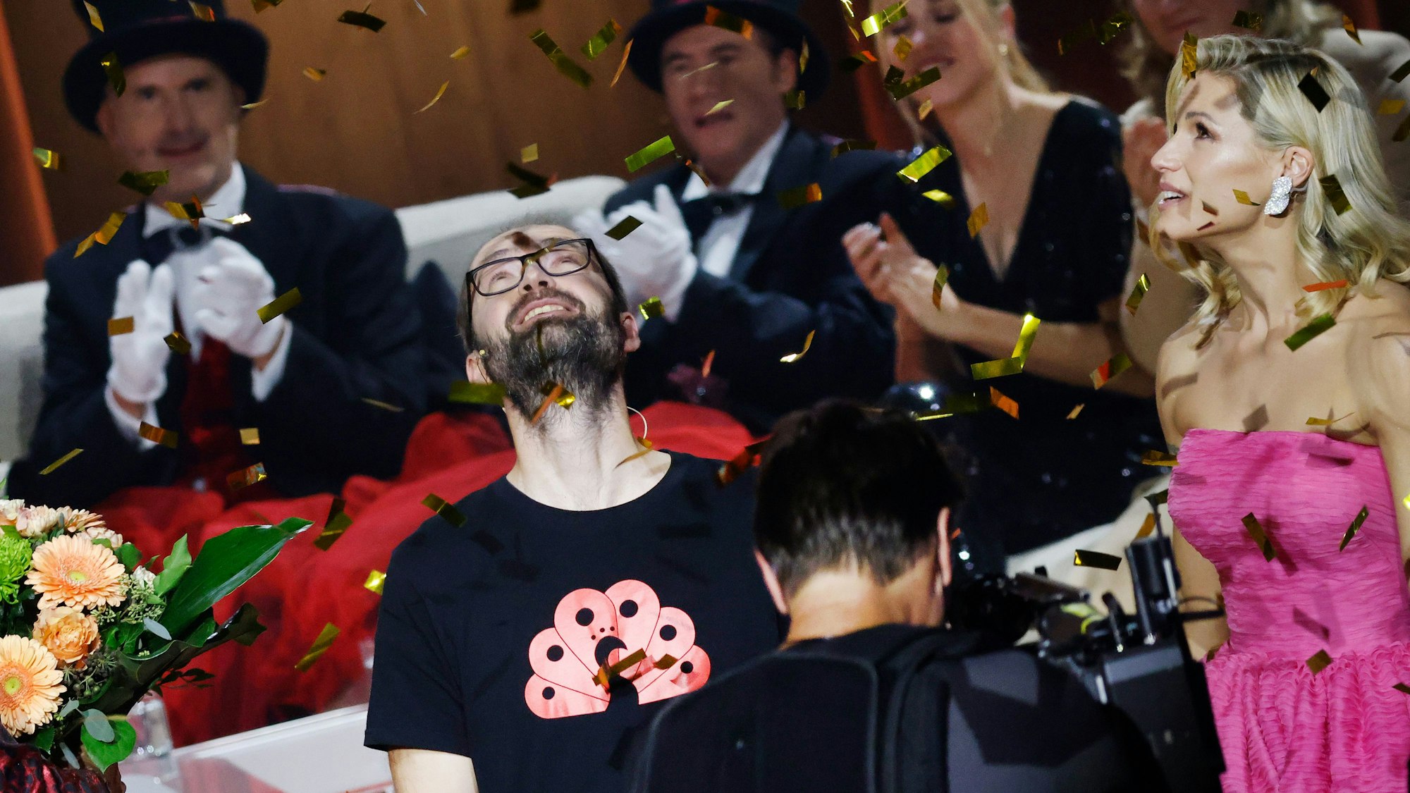 Wettkandidat Marten Reiß freut sich bei der ZDF-Show „Wetten, dass..?“ mit Michelle Hunziker über die Wahl zum Wettkönig.