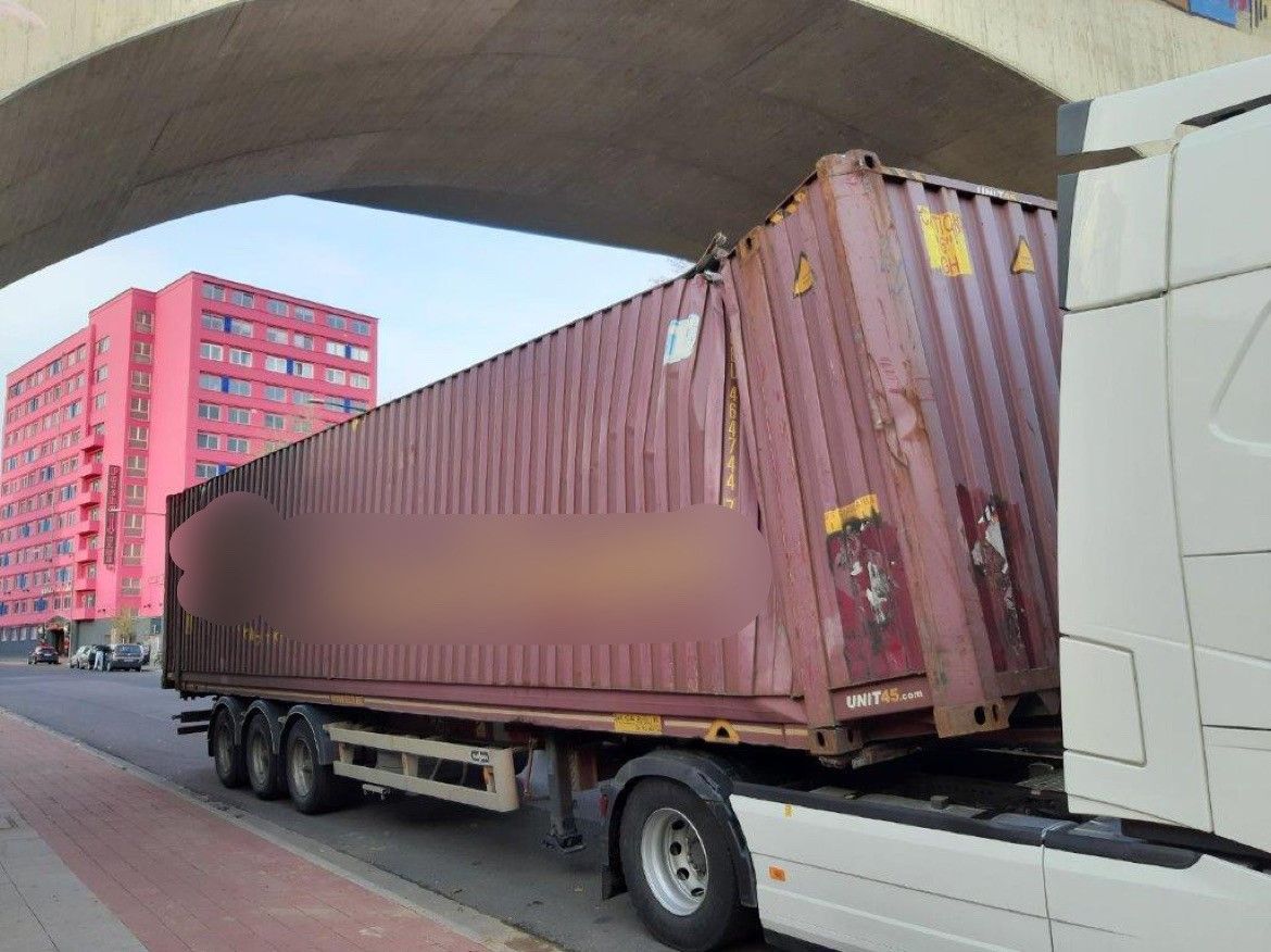 Beschädigter Container nach Aufprall