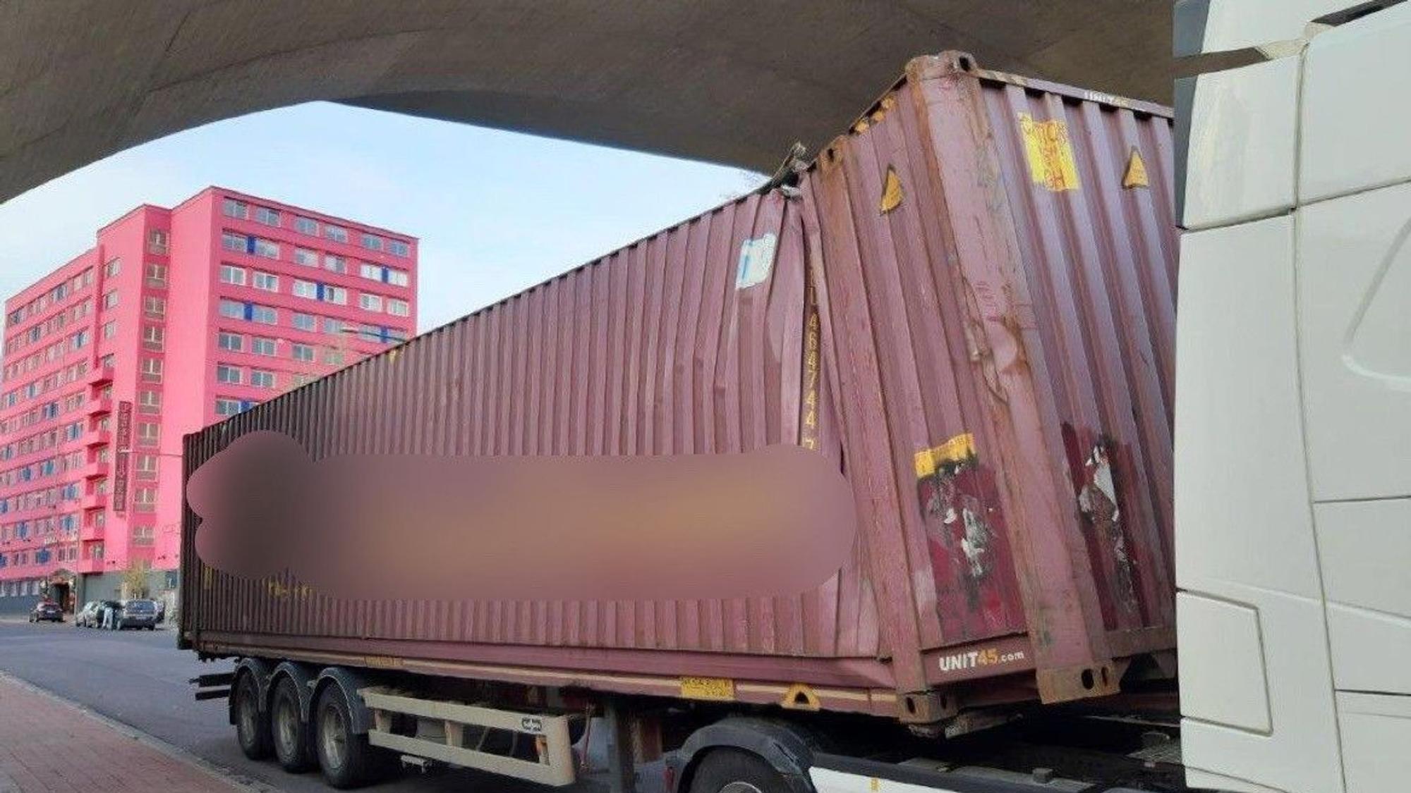 Beschädigter Container nach Aufprall