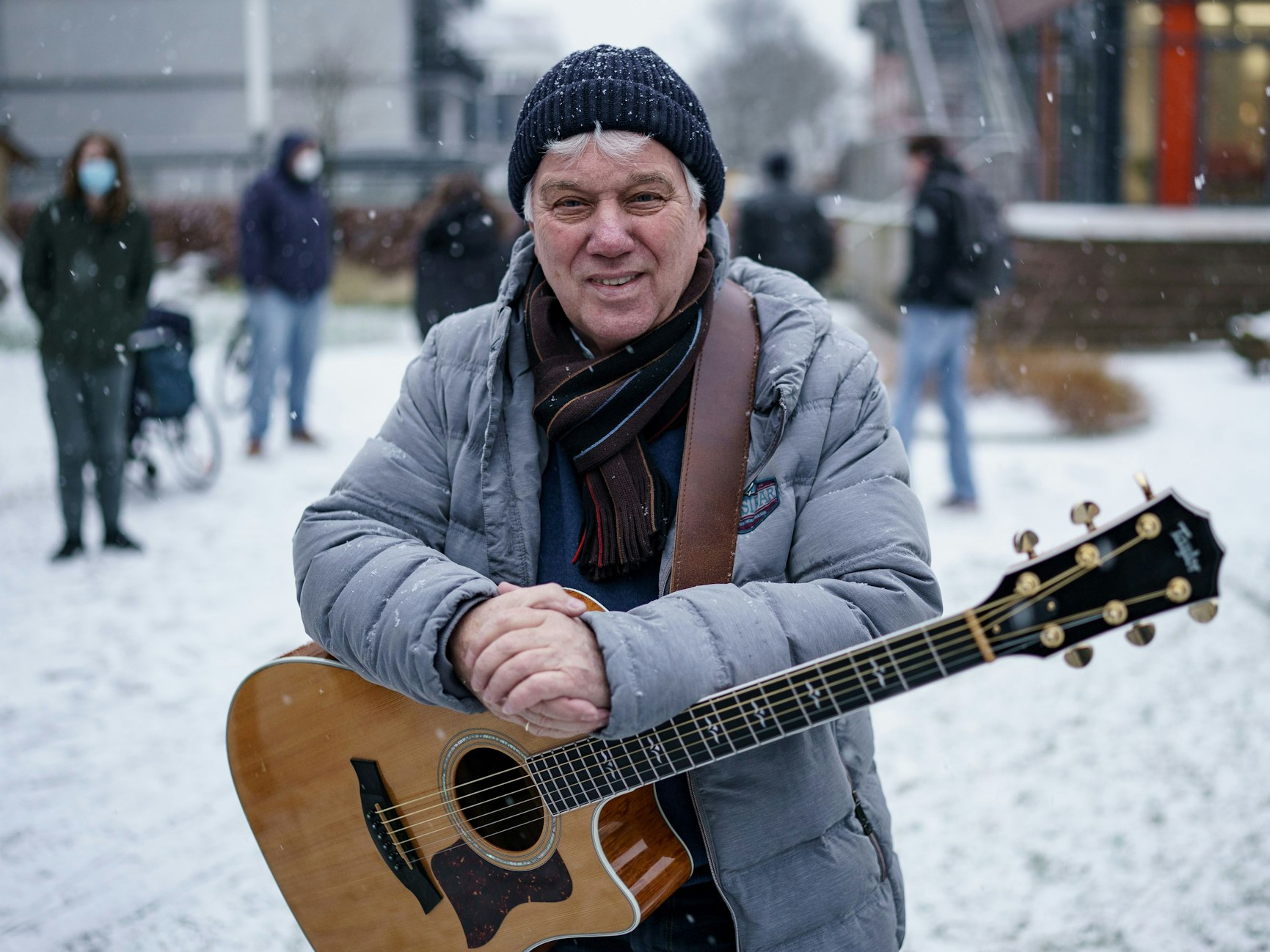 Rolf Zuckowski, Liedermacher, steht im Innenhof des Altonaer Kinderkrankenhauses. Zuckowski und die Schirmherrin des AKK, die Fernsehköchin Poletto, sorgten für Gesang und weihnachtliche Stimmung, dazu gab es Gebäck und Geschenke für die kleinen Patienten.