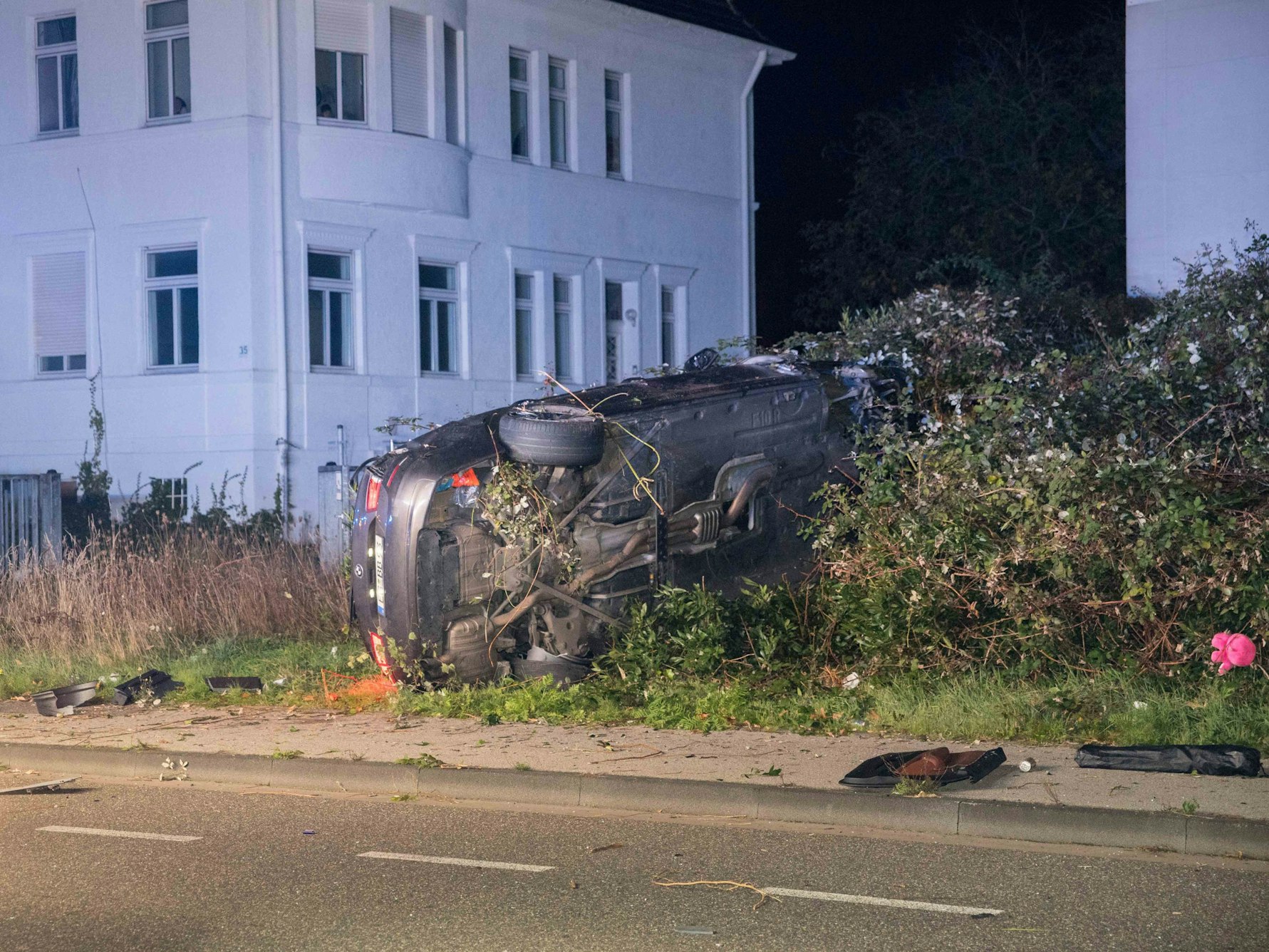 Ein Auto liegt auf der Seite und sieht nach einem Unfall zerstört aus. Hier ist ein 29 Jahre alter Mann gestorben.
