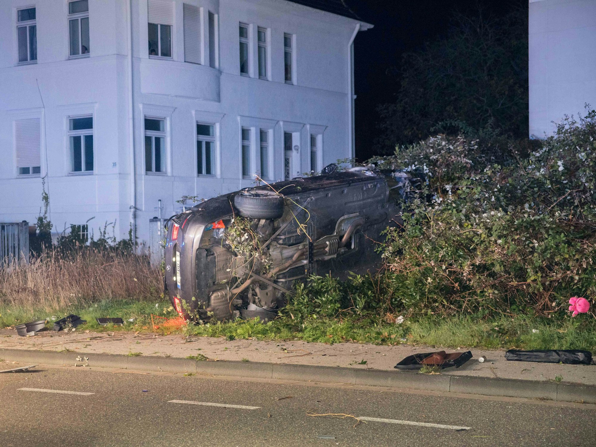 Ein Auto liegt auf der Seite und sieht nach einem Unfall zerstört aus. Hier ist ein 29 Jahre alter Mann gestorben.