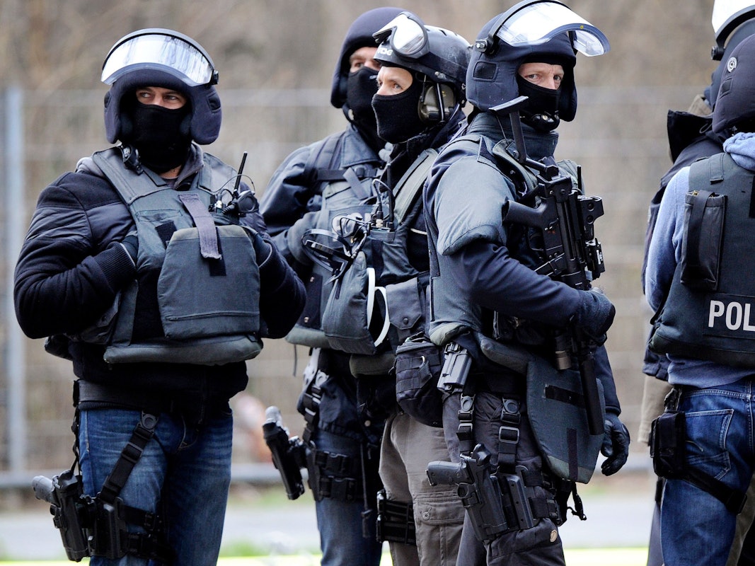 Mitglieder eines Spezialeinsatzkommandos (SEK) der Polizei warten auf Befehle.