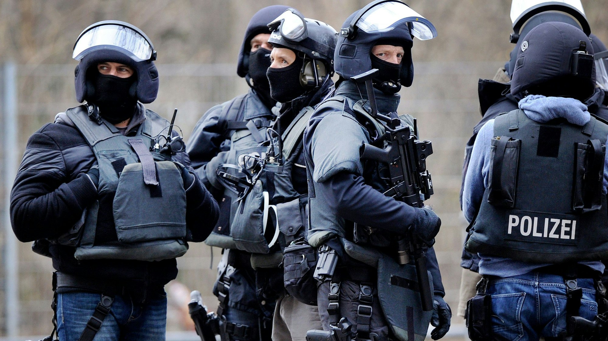 Mitglieder eines Spezialeinsatzkommandos (SEK) der Polizei warten auf Befehle.