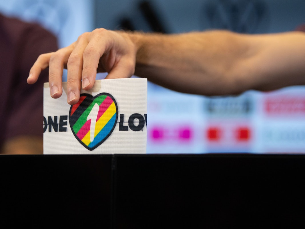 Nationalspieler Jonas Hofmann zeigt die spezielle Kapitänsbinde als Zeichen gegen Diskriminierung und für Vielfalt.