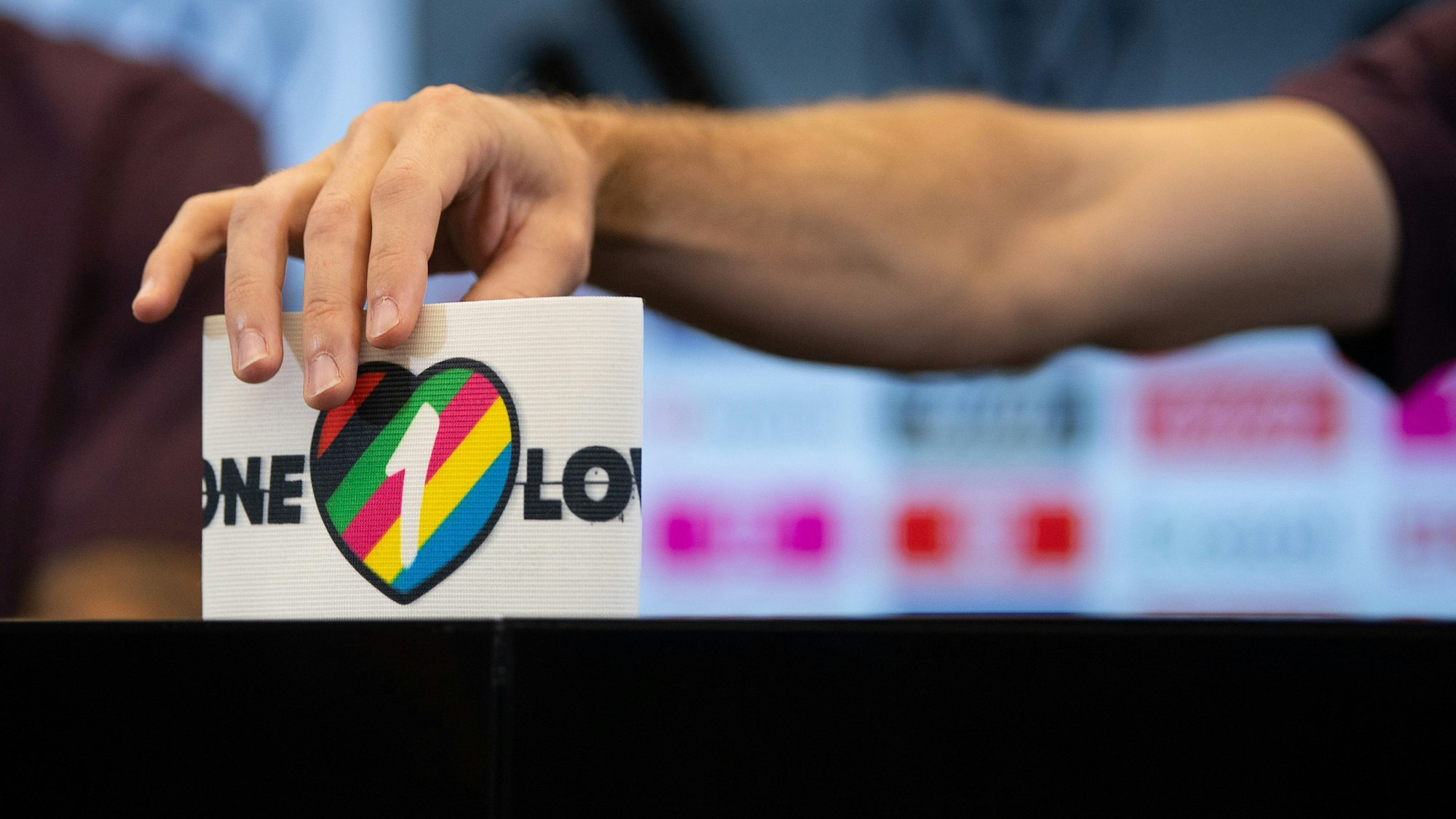 Nationalspieler Jonas Hofmann zeigt die spezielle Kapitänsbinde als Zeichen gegen Diskriminierung und für Vielfalt.