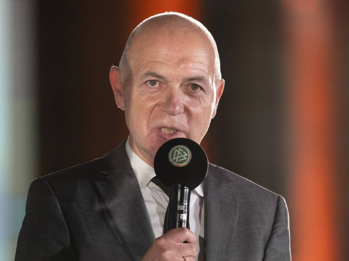 DFB-Präsident Bernd Neuendorf hält eine Rede.