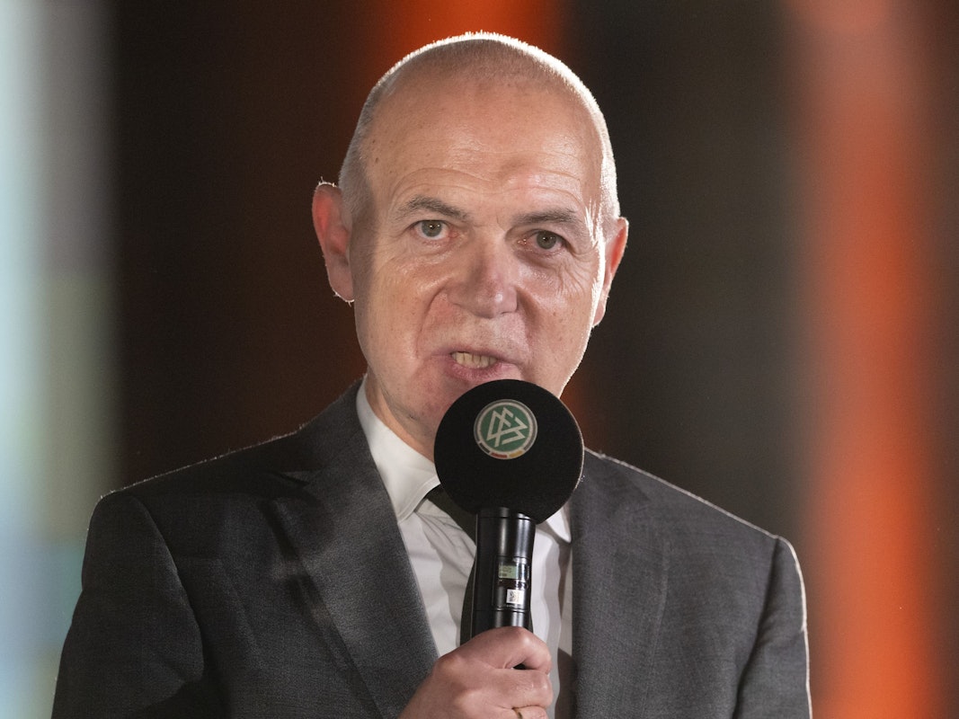 DFB-Präsident Bernd Neuendorf hält eine Rede.