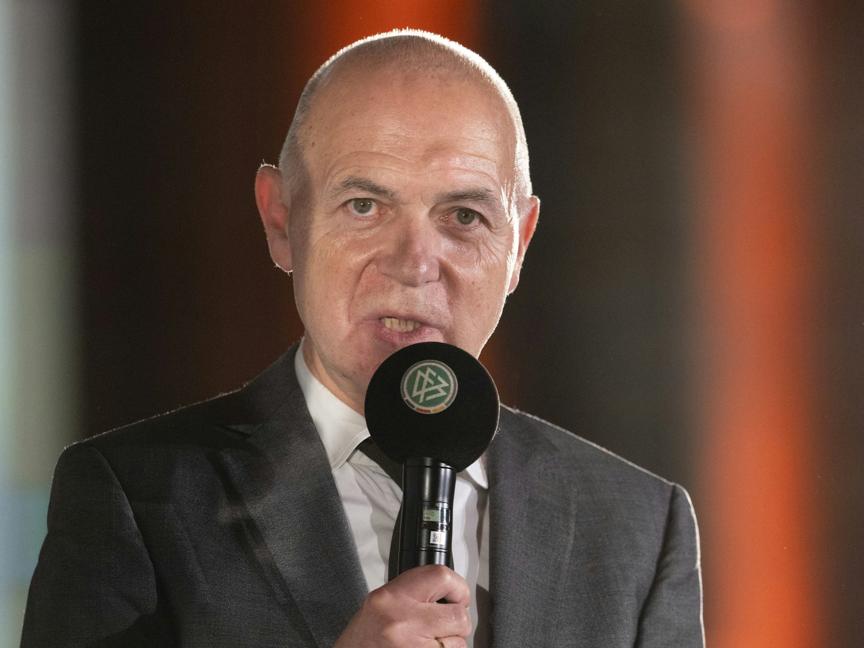 DFB-Präsident Bernd Neuendorf hält eine Rede.