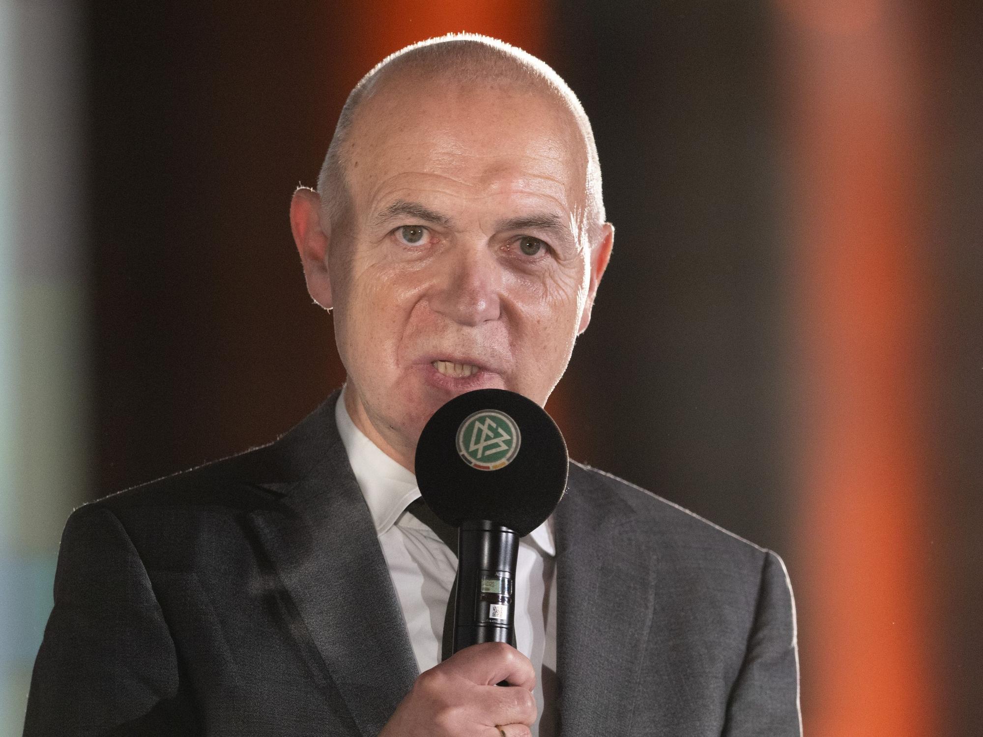 DFB-Präsident Bernd Neuendorf hält eine Rede.