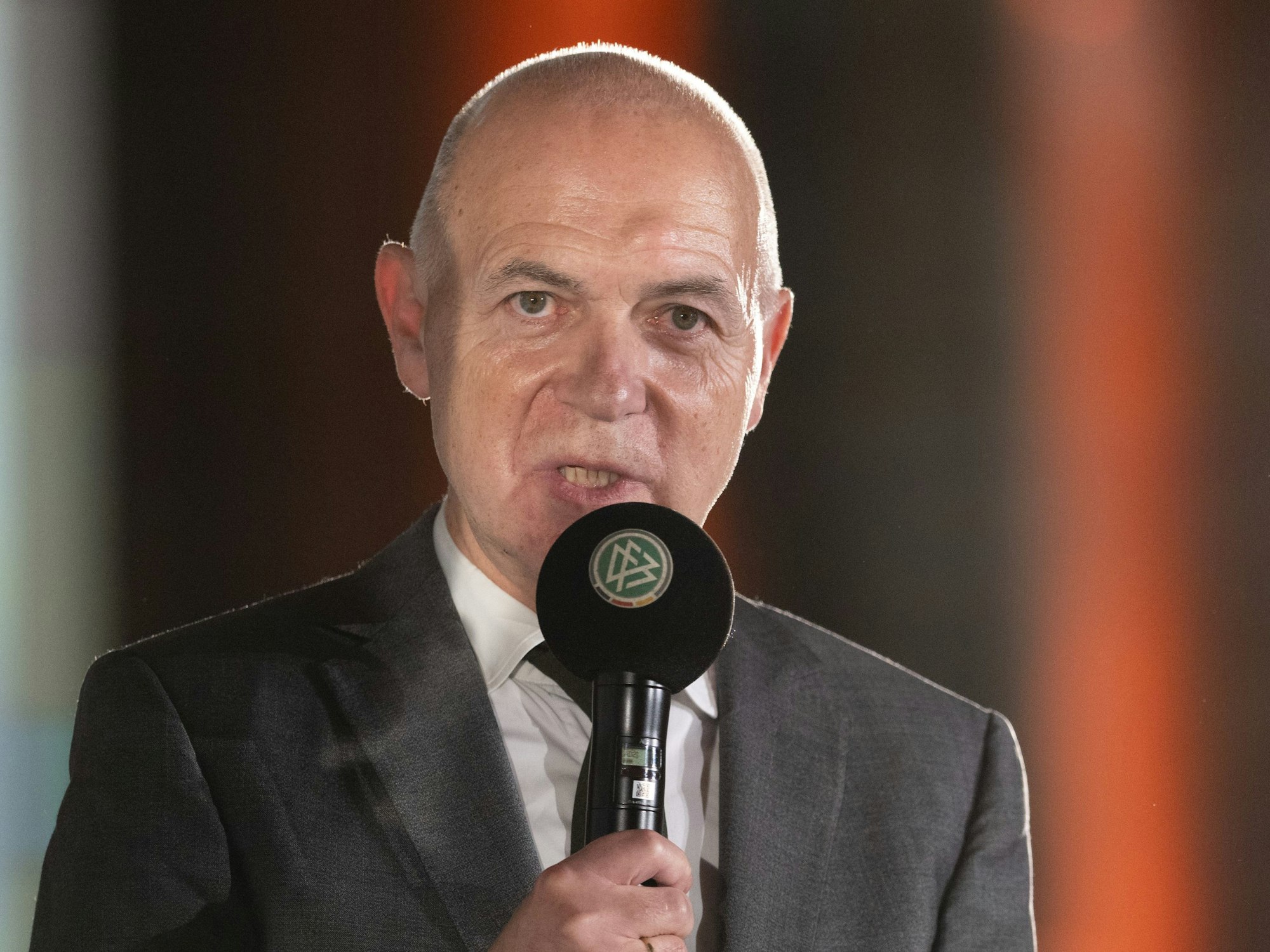 DFB-Präsident Bernd Neuendorf hält eine Rede.
