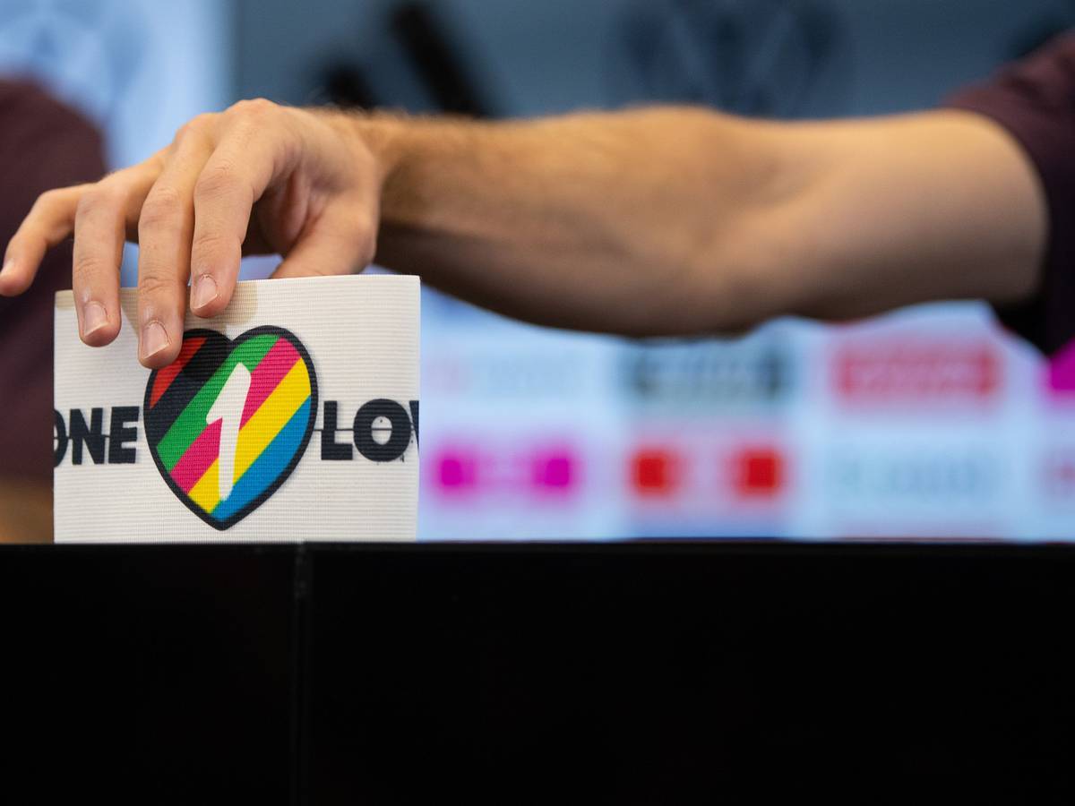 Nationalspieler Jonas Hofmann zeigt die spezielle Kapitänsbinde als Zeichen gegen Diskriminierung und für Vielfalt.