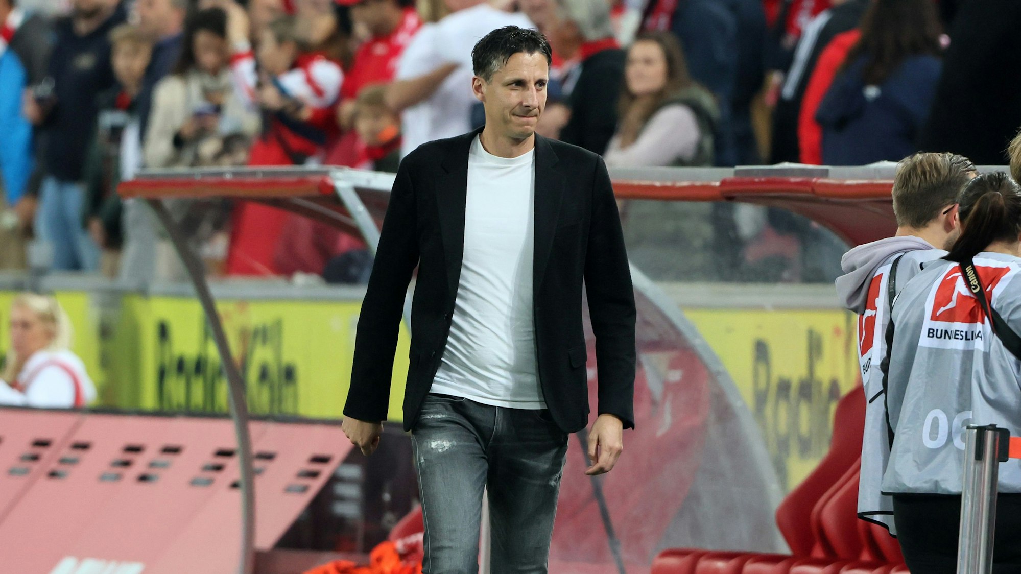 Christian Keller läuft beim Heimspiel des 1. FC Köln gegen die TSG Hoffenheim durchs Rhein-Energie-Stadion.