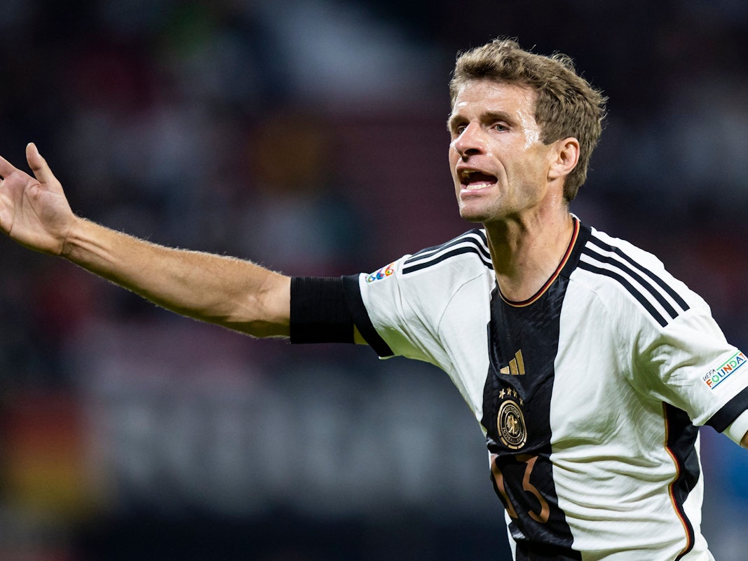 Deutschlands Thomas Müller gestikuliert im DFB-Trikot.
