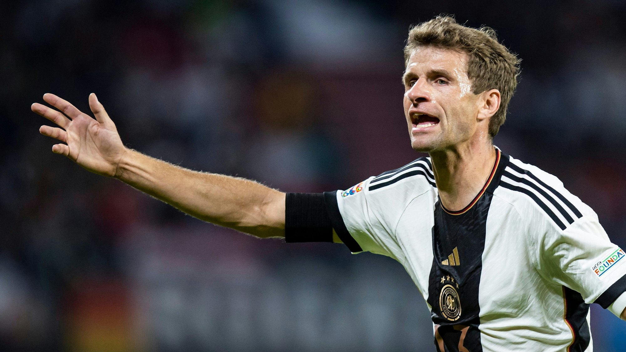 Deutschlands Thomas Müller gestikuliert im DFB-Trikot.