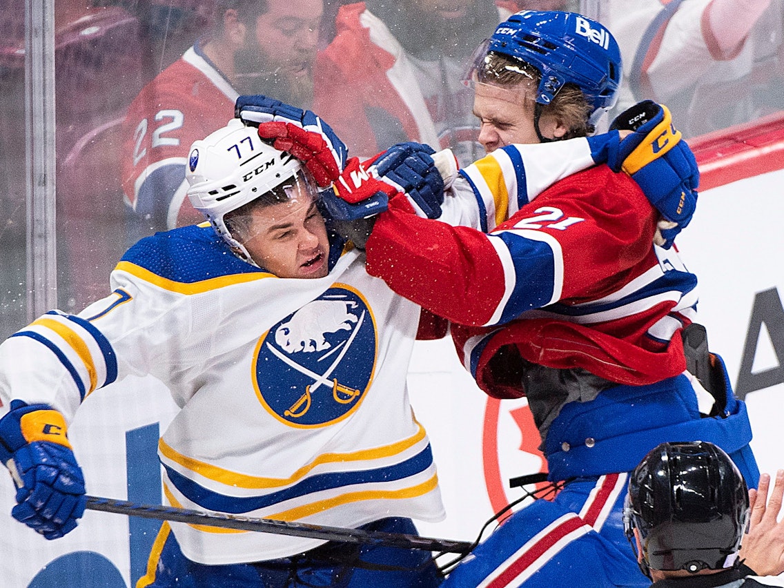 John-Jason Peterka gerät in einen Kampf mit Kaiden Guhle.