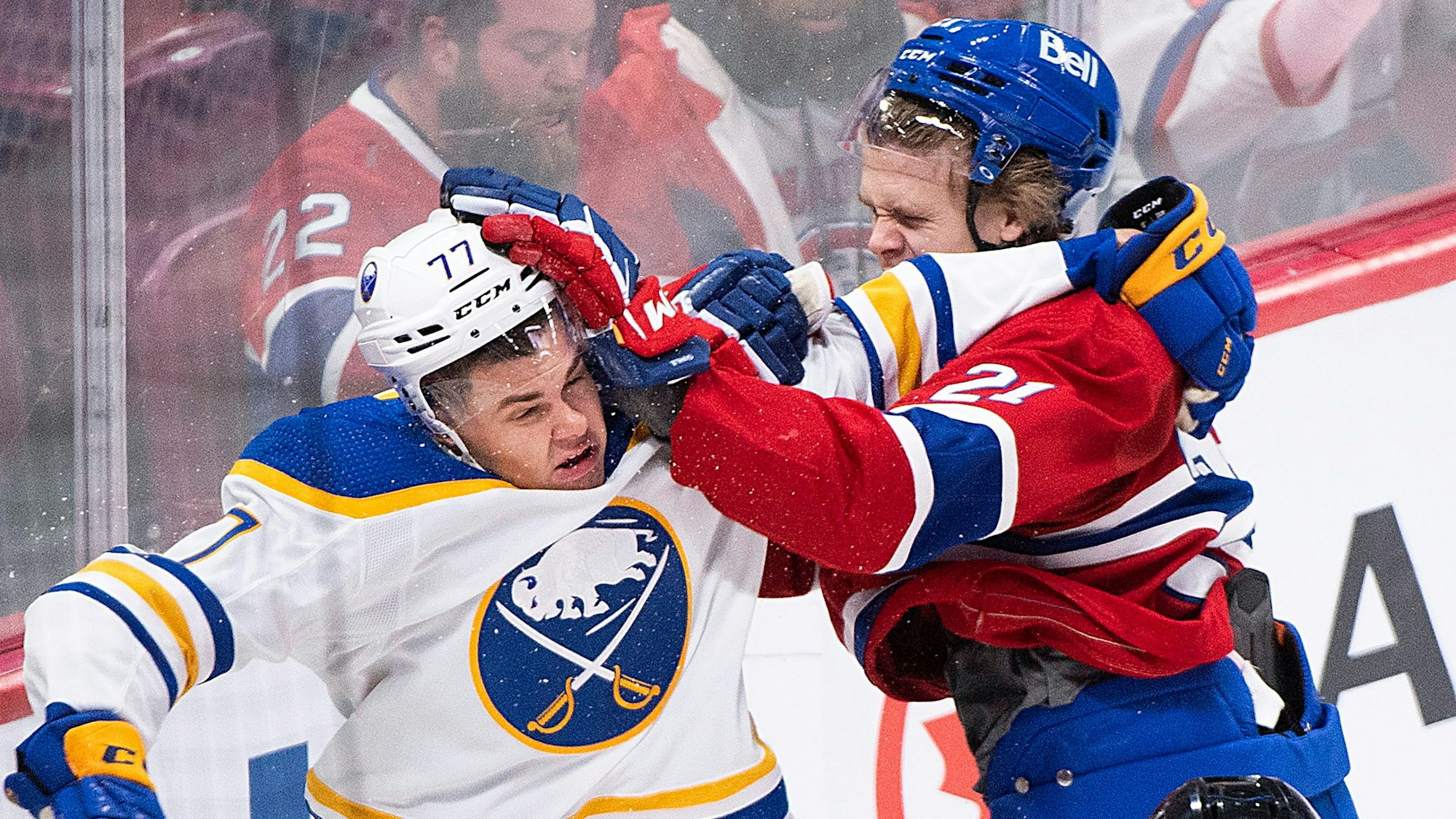 John-Jason Peterka gerät in einen Kampf mit Kaiden Guhle.