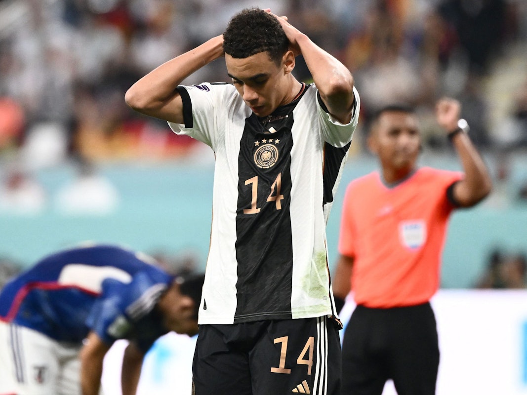 Jamal Musiala fasst sich frustriert an den Kopf.