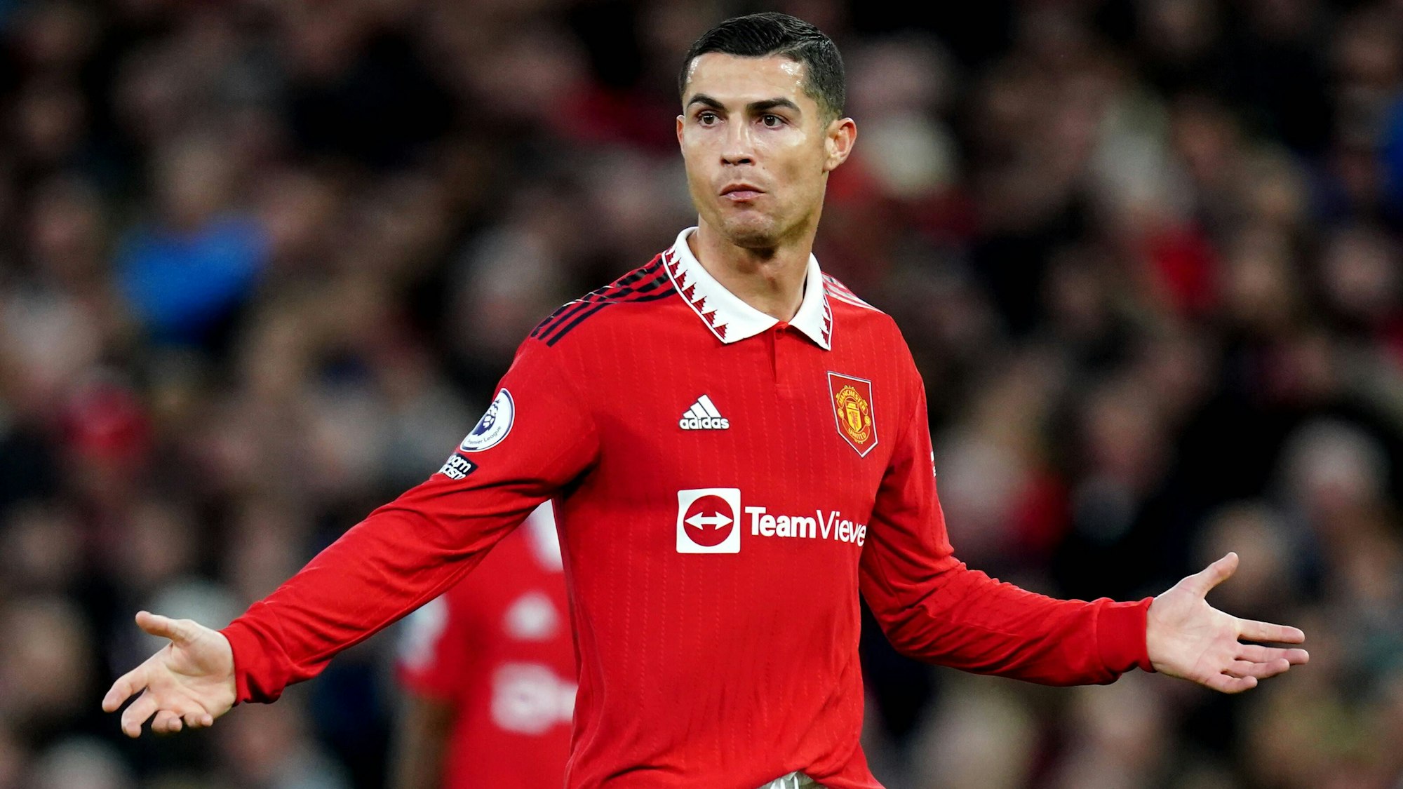 Cristiano Ronaldo streckt seine Arme im Trikot von Manchester United aus.