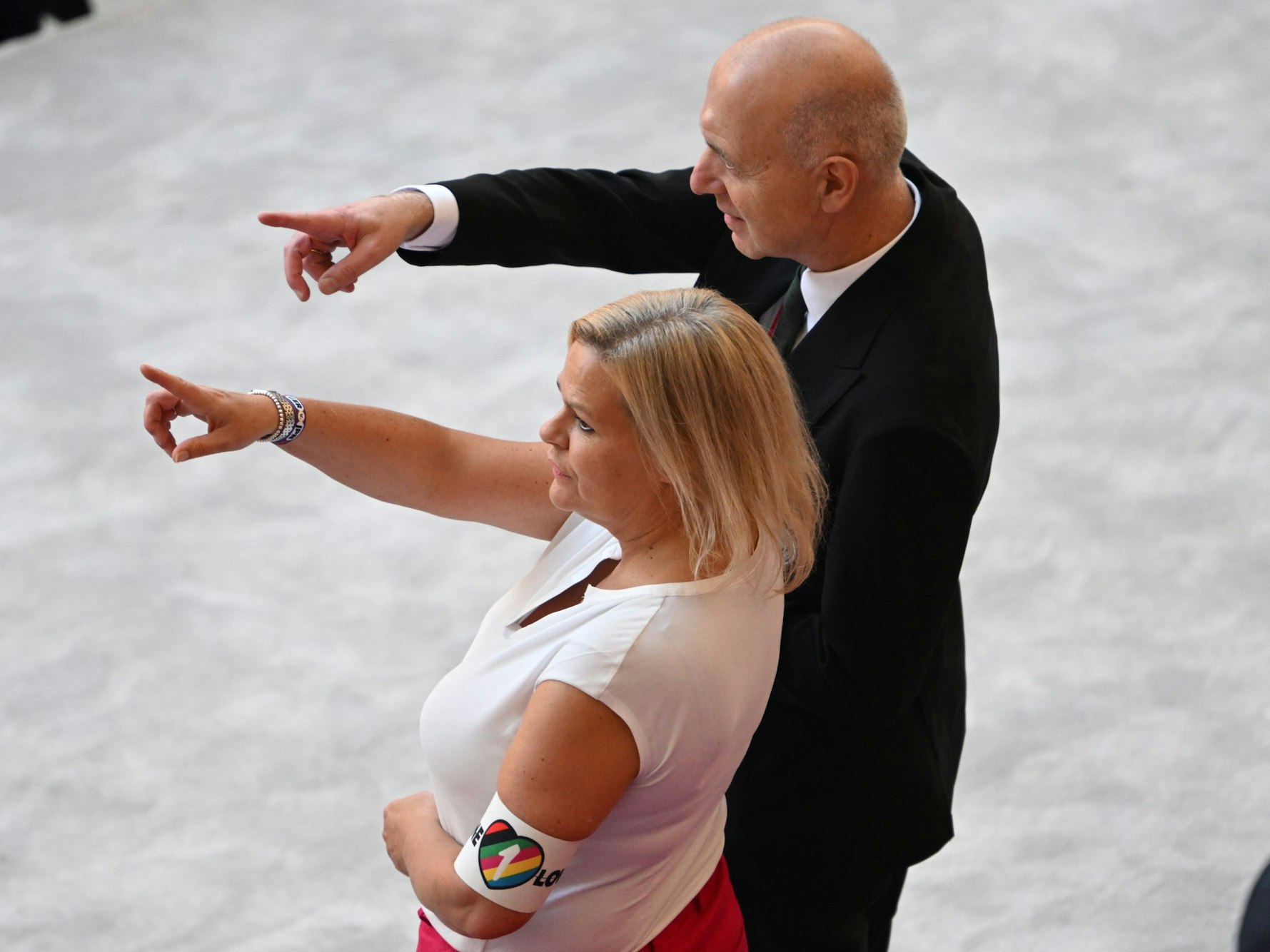 Nancy Faeser, Bundesministerin des Innern, und DFB-Präsident Bernd Neuendorf auf der Tribüne.